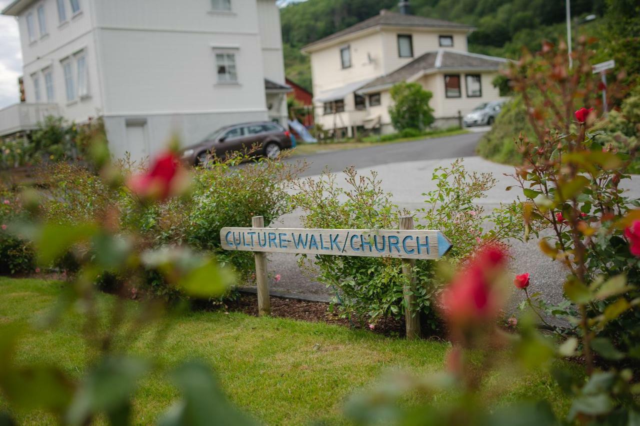 Leikanger Fjordhotel - Unike Hoteller Экстерьер фото